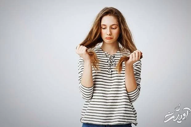 بازی کردن با مو از عادت های اشتباه بازی کردن با مو